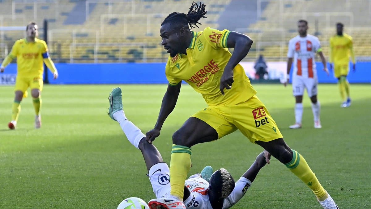 Simon Leads Ligue 1 in Take-Ons for 2024/2025 Season