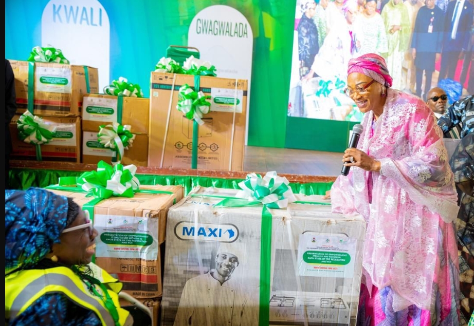 Remi Tinubu Distributes Food Supply In Zamfara