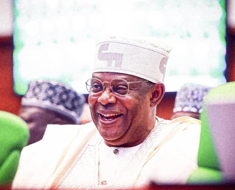 Faleke Gives Free JAMB forms Ikeja Students